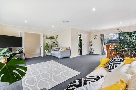 Photo of property in 15 Gardone Terrace, Conifer Grove, Takanini, 2112