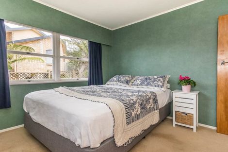 Photo of property in 15 Harrybrook Road, Green Bay, Auckland, 0604