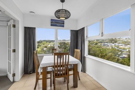 Photo of property in 9 Blandford Way, Newlands, Wellington, 6037