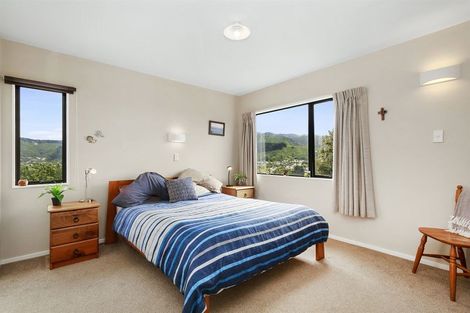 Photo of property in 2 Pikitanga Close, Tawa, Wellington, 5028