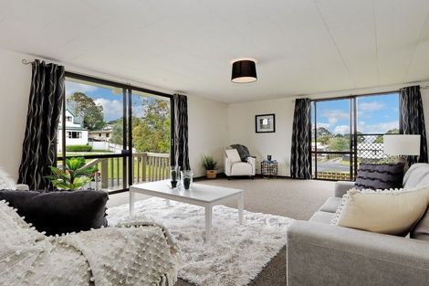 Photo of property in 1/4 Hanson Place, West Harbour, Auckland, 0618