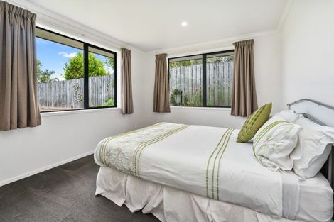 Photo of property in 12 Resolution Place, One Tree Point, 0118