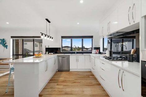 Photo of property in 12 San Casello Rise, Henderson, Auckland, 0612