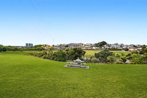 Photo of property in 12 Mediterranean Way, Goodwood Heights, Auckland, 2105