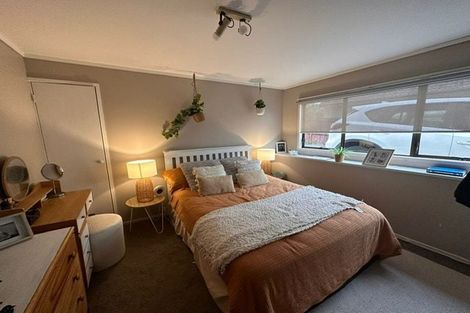 Photo of property in 9 Gwenand Place, Botany Downs, Auckland, 2010