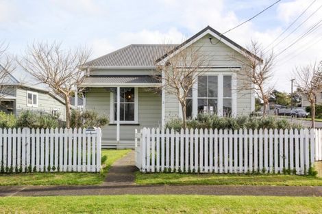 Photo of property in 2 Kingwell Street, Moturoa, New Plymouth, 4310