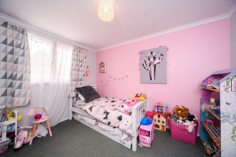 Photo of property in 33 Karina Terrace, Roslyn, Palmerston North, 4414