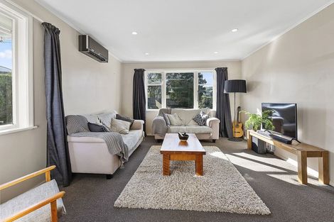 Photo of property in 16 Kereru Bend, Tawa, Wellington, 5028