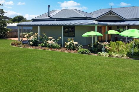 Photo of property in 20 Paraekaretu Street, Hunterville, 4730