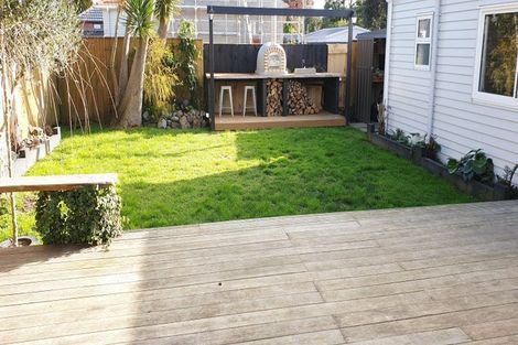 Photo of property in 276 Point Chevalier Road, Point Chevalier, Auckland, 1022