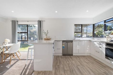 Photo of property in 18 Suzanne Grove, Kelvin Grove, Palmerston North, 4414