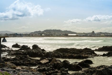 Photo of property in 278 Queens Drive, Lyall Bay, Wellington, 6022