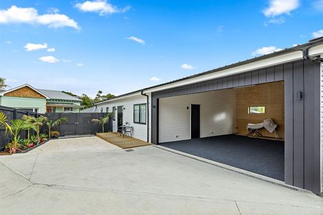 Photo of property in 32a Gledstane Road, Stanmore Bay, Whangaparaoa, 0932