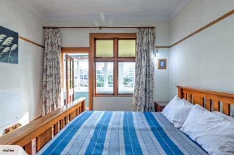 Photo of property in 64 Oriental Parade, Oriental Bay, Wellington, 6011