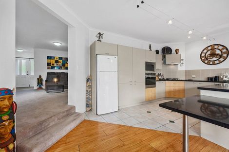 Photo of property in 5 Springwater Vale, Unsworth Heights, Auckland, 0632