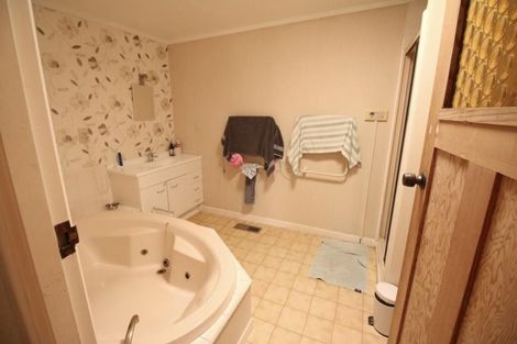 Photo of property in 135 Astley Avenue, New Lynn, Auckland, 0600