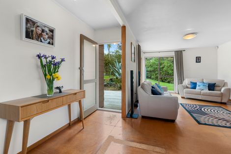 Photo of property in 24 Deverell Place, Northcross, Auckland, 0632