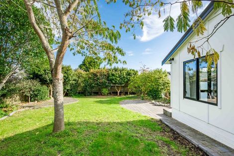 Photo of property in 10 Kakariki Grove, Waikanae, 5036