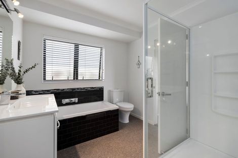 Photo of property in 17 Downing Place, Welcome Bay, Tauranga, 3112