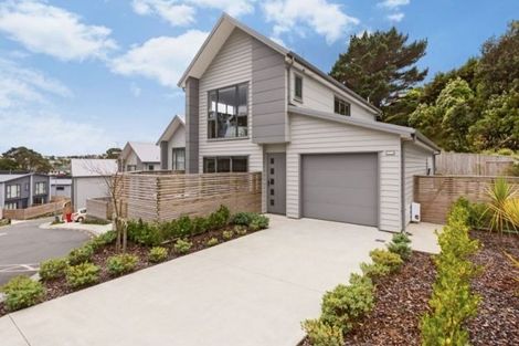 Photo of property in 2 Brindle Way, Newlands, Wellington, 6037