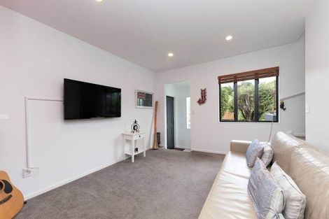 Photo of property in 27 De Val Drive, Titirangi, Auckland, 0604