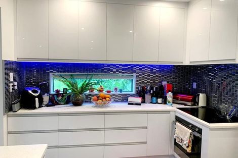 Photo of property in 37 Newington Road, Henderson, Auckland, 0612