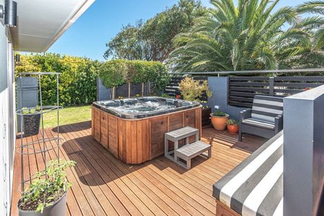 Photo of property in 18 Golf Vue Place, Castlecliff, Whanganui, 4501