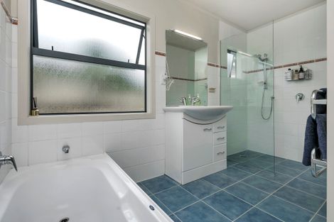 Photo of property in 11 Pineview Lane, Helensville, 0875