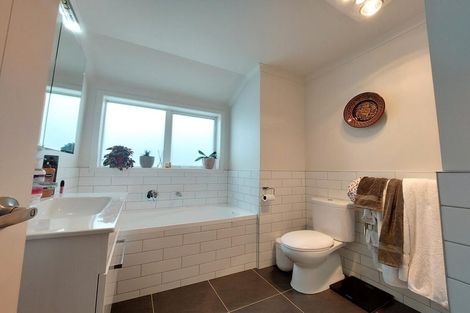 Photo of property in 53a Sunnyside Road, Sunnyvale, Auckland, 0612