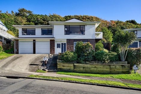 Photo of property in 16 Saint Aidans Way, Tawa, Wellington, 5028