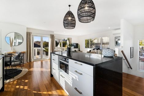 Photo of property in 2/10 Webb Place, Forrest Hill, Auckland, 0620