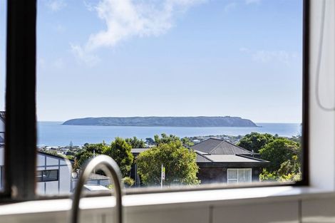 Photo of property in 106 Gloaming Hill, Titahi Bay, Porirua, 5022