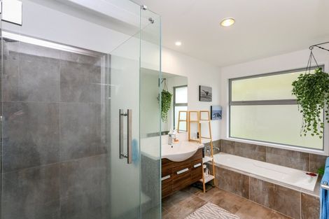 Photo of property in 17a Heta Road, Highlands Park, New Plymouth, 4312