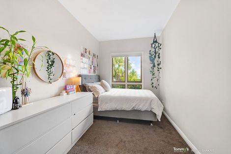 Photo of property in 27 Beacon Hill Road, Strathmore Park, Wellington, 6022