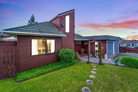 Photo of property in 32 Marina View Drive, West Harbour, Auckland, 0618
