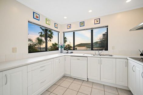 Photo of property in 22 Hogarth Rise, West Harbour, Auckland, 0618