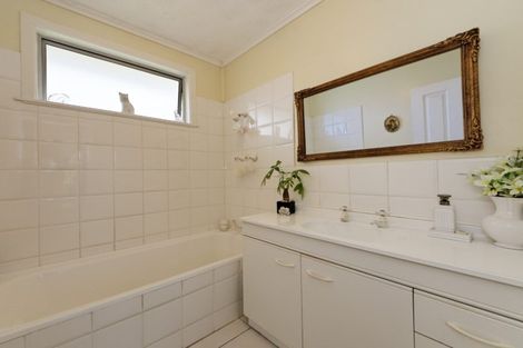 Photo of property in 22 Crompton Road, Massey, Auckland, 0614
