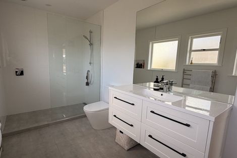 Photo of property in 2/20 Merton Avenue, Glenfield, Auckland, 0627