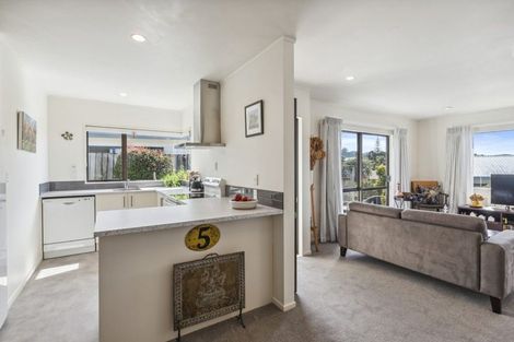 Photo of property in 2/32 Charlotte Street, Stanmore Bay, Whangaparaoa, 0932