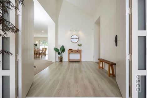 Photo of property in 16 Fruitlands Road, Kumeu, 0810