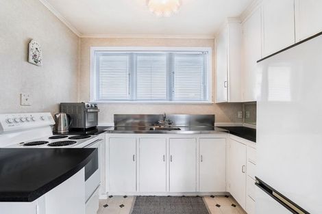 Photo of property in 18 Selwyn Crescent, Forrest Hill, Auckland, 0620