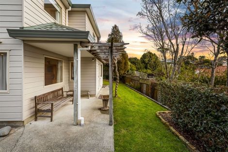 Photo of property in 2/30 Sunset Road, Unsworth Heights, Auckland, 0632