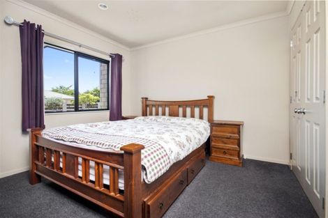 Photo of property in 8 Frank Knight Place, Waiuku, 2123