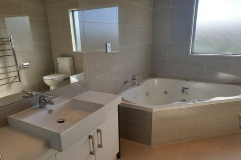 Photo of property in 36 Borneo Drive, Fairview Heights, Auckland, 0632