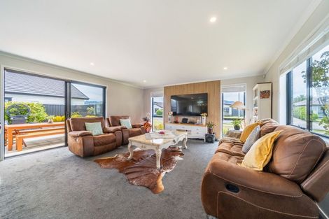 Photo of property in 3 Te Kaeaea Crescent, Wallaceville, Upper Hutt, 5018