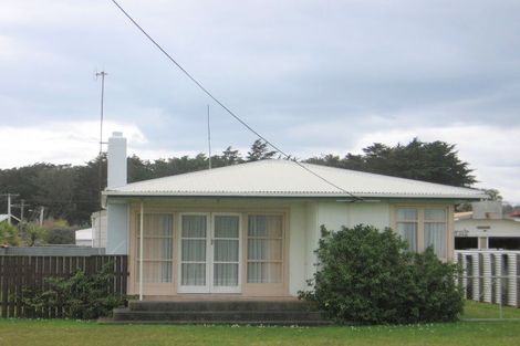 Photo of property in 19 Bond Street, Foxton Beach, Foxton, 4815