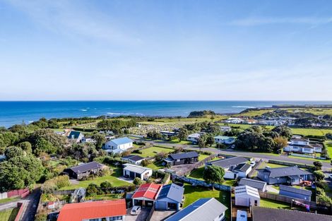 Photo of property in 18 Pohutukawa Drive, Opunake, 4616