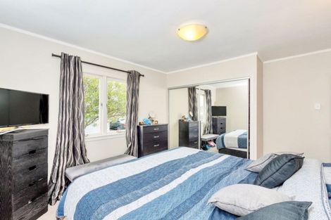 Photo of property in 2/64 Browns Bay Road, Rothesay Bay, Auckland, 0630