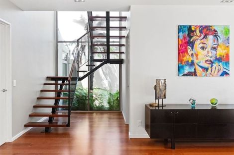 Photo of property in 8 Saint Andrews Square, Strowan, Christchurch, 8052