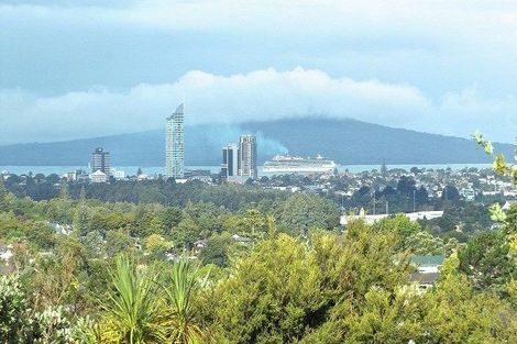 Photo of property in 255 Glenfield Road, Hillcrest, Auckland, 0627